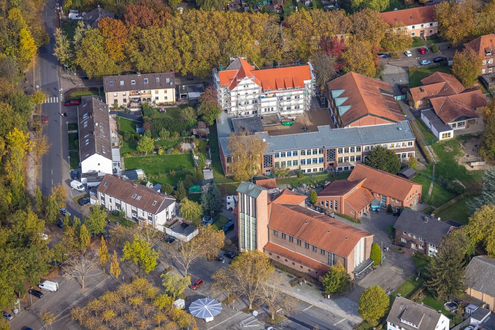 Aerial image Bergkamen - School building of the Pestalozzischule and the church St. Elisabeth on street Pestalozzistrasse in Bergkamen at Ruhrgebiet in the state North Rhine-Westphalia, Germany