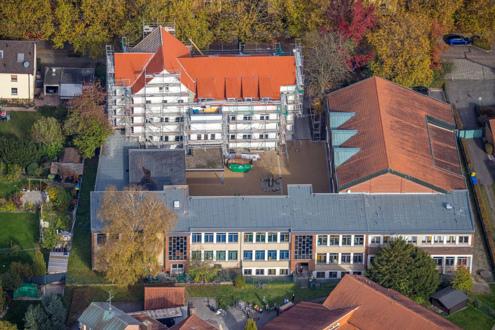 Aerial photograph Bergkamen - School building of the Pestalozzischule and the church St. Elisabeth on street Pestalozzistrasse in Bergkamen at Ruhrgebiet in the state North Rhine-Westphalia, Germany
