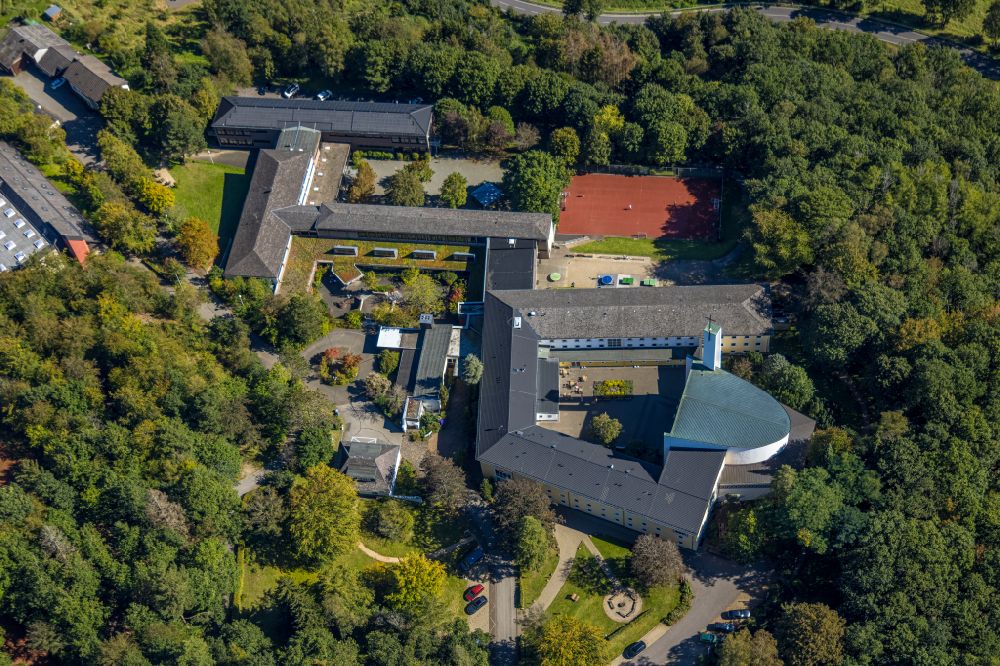 Aerial image Lennestadt - School building of the Wolfgang Gerbere school of the Gymnasium Maria Koenigin and the building complex of the Jugendhof Pallotti Lennestadt on Missionshaus in the district Altenhundem in Lennestadt in the state North Rhine-Westphalia, Germany