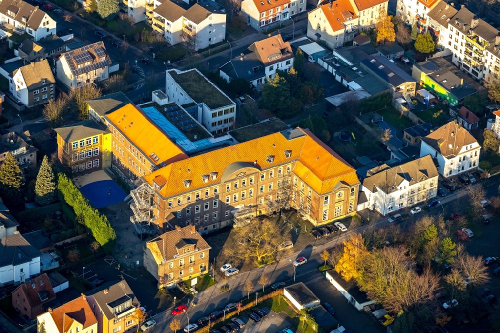 Aerial photograph Gladbeck - School building of the Ratsgymnasium Gladbeck on Mittelstrasse in Gladbeck in the state North Rhine-Westphalia, Germany