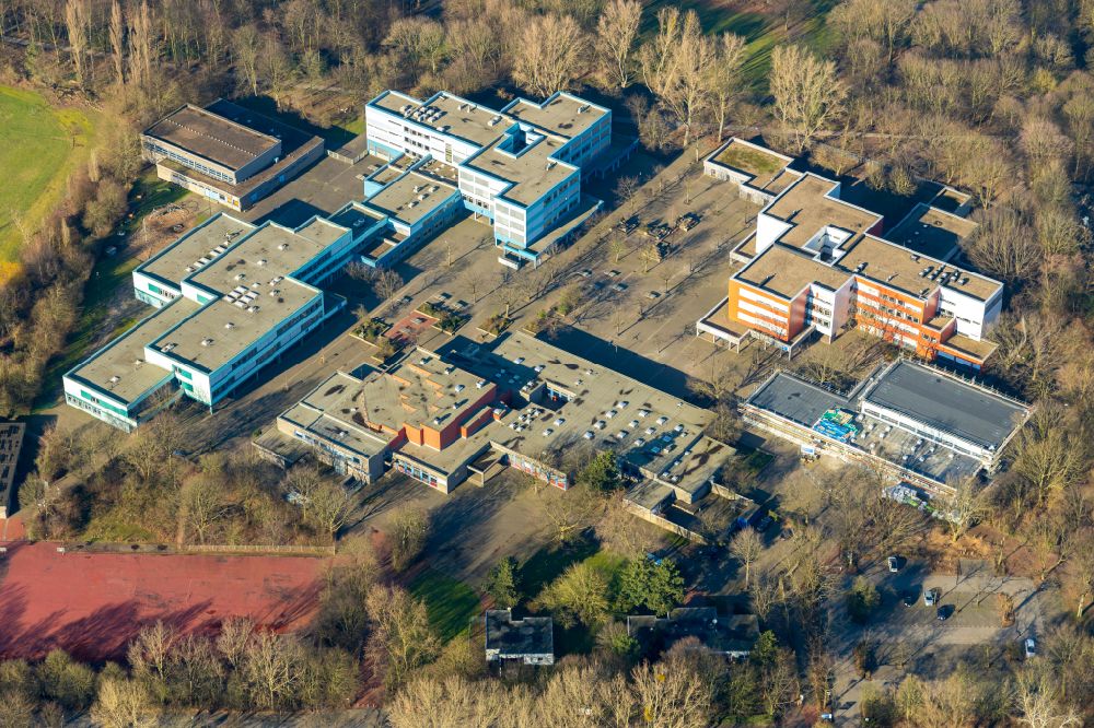 Duisburg from the bird's eye view: School building of the Reinhard-und-Max-Mannesmann-Gymnasium and the Realschule Duisburg Sued on the street Am Ziegelkamp in the district Huckingen in Duisburg in the Ruhr area in the state North Rhine-Westphalia, Germany