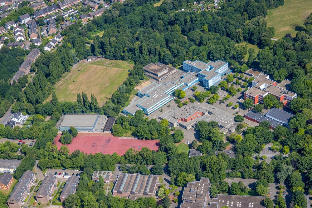 Aerial photograph Duisburg - School building of the Reinhard-und-Max-Mannesmann-Gymnasium and the Realschule Duisburg Sued on the street Am Ziegelkamp in the district Huckingen in Duisburg in the Ruhr area in the state North Rhine-Westphalia, Germany