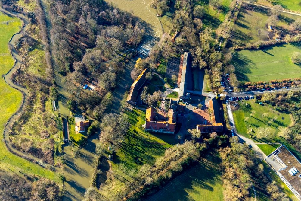 Aerial photograph Hamm - School building of the castle Heessen with private school and boarding school in the district Heessen in Hamm in the state North Rhine-Westphalia, Germany