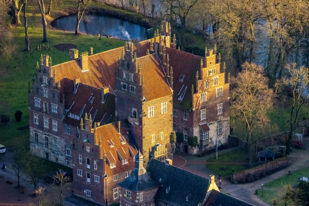Aerial photograph Hamm - school building of the castle Heessen with Wolfgang Gerbere school and boarding school in the district Heessen in Hamm in the state North Rhine-Westphalia, Germany