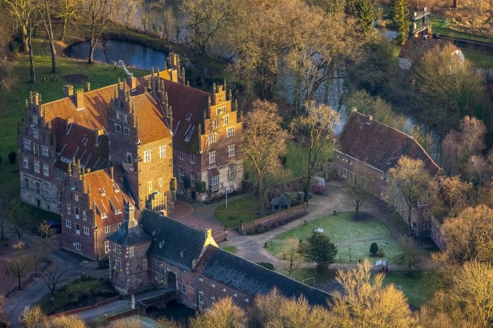 Hamm from the bird's eye view: school building of the castle Heessen with Wolfgang Gerbere school and boarding school in the district Heessen in Hamm in the state North Rhine-Westphalia, Germany