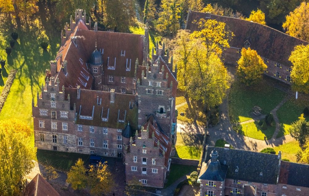Aerial image Hamm - School building of the castle Heessen with Wolfgang Gerbere school and boarding school in the district Heessen in Hamm at Ruhrgebiet in the state North Rhine-Westphalia, Germany