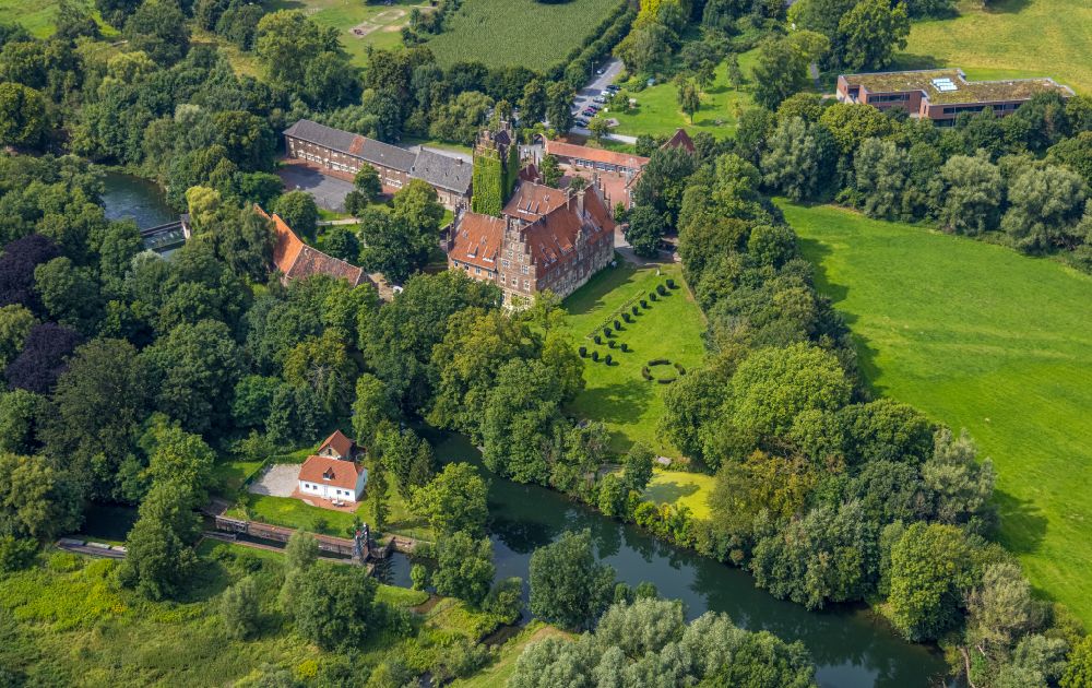 Aerial photograph Hamm - School building of the castle Heessen with private school and boarding school in the district Heessen in Hamm in the state North Rhine-Westphalia, Germany