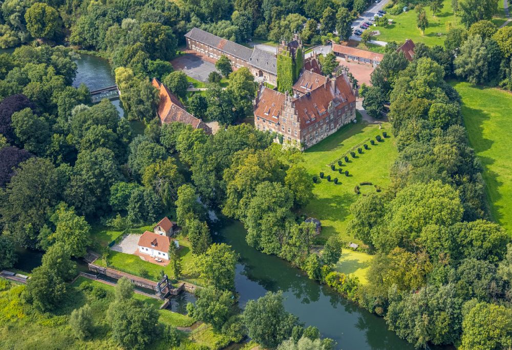 Hamm from the bird's eye view: School building of the castle Heessen with private school and boarding school in the district Heessen in Hamm in the state North Rhine-Westphalia, Germany