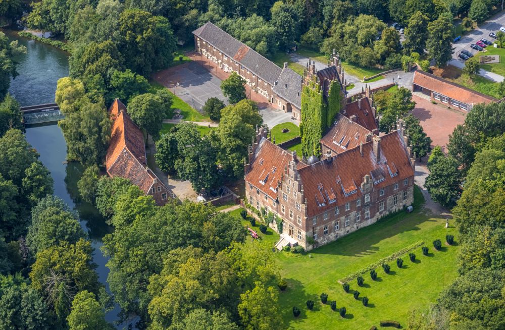 Aerial image Hamm - School building of the castle Heessen with Wolfgang Gerbere school and boarding school in the district Heessen in Hamm in the state North Rhine-Westphalia, Germany