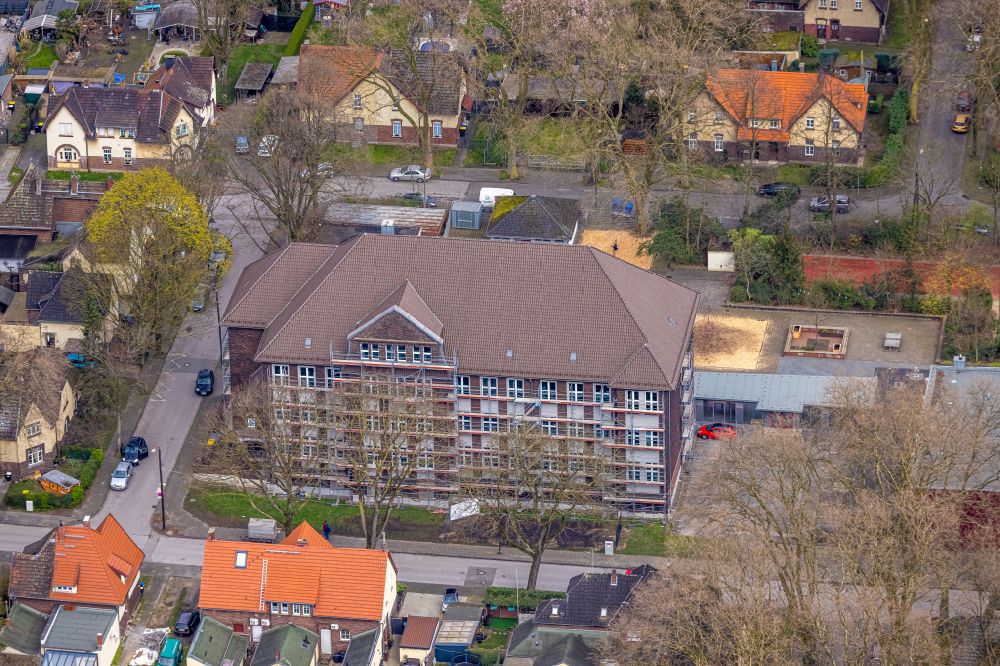 Aerial image Duisburg - School building of the Schule on Bergmannsplatz Staedt. kath. Grundschule on street Rolandstrasse in the district Neumuehl in Duisburg at Ruhrgebiet in the state North Rhine-Westphalia, Germany