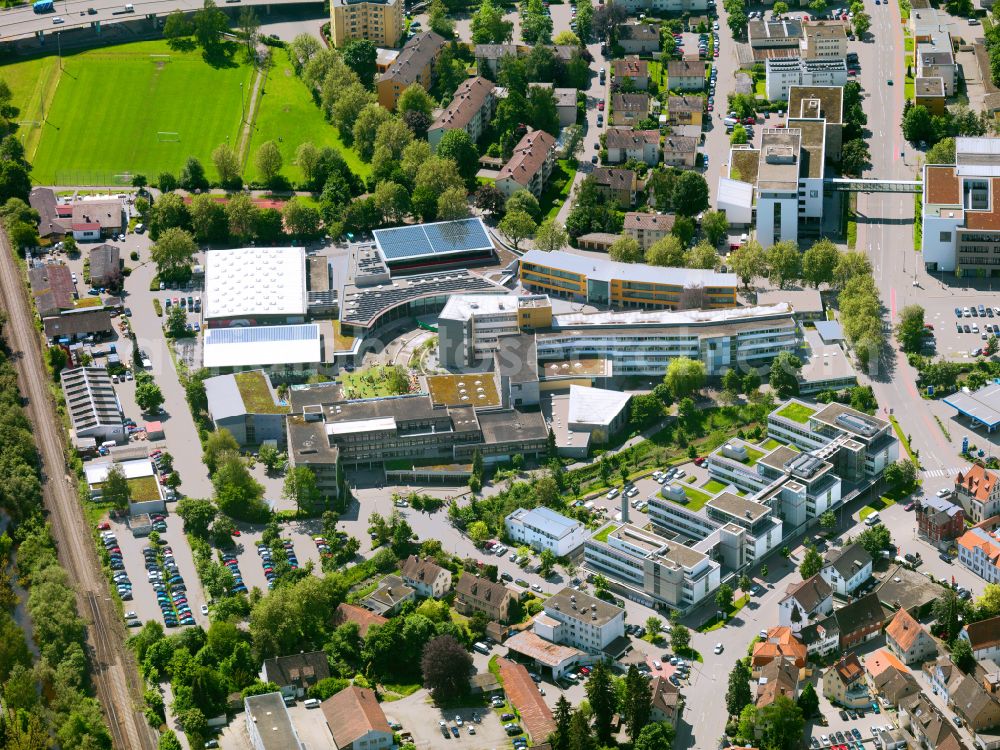 Aerial photograph Biberach an der Riß - School building with schoolyard at the school site of the Wieland Gymnasium and Pestalozzi Gymnasium in Biberach an der Riss in the state Baden-Wuerttemberg, Germany