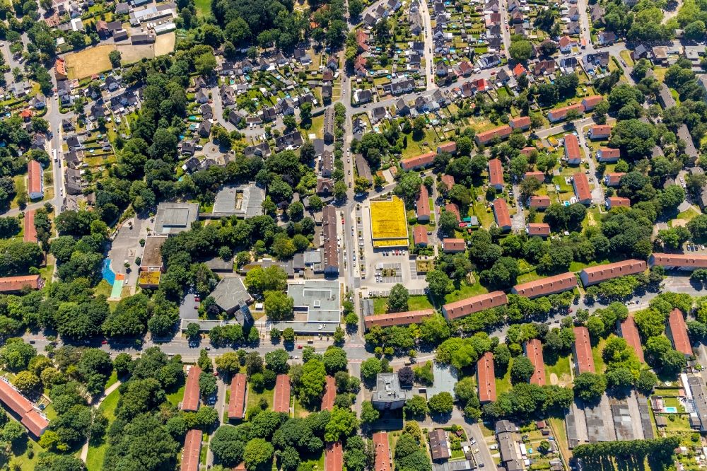 Aerial photograph Gelsenkirchen - School building of the Sekandarschule Hassel and die Ev. Kindertageseinrichtung and Fonilienzentrum Hassel-Lukas on Eppmannsweg in the district Hassel in Gelsenkirchen in the state North Rhine-Westphalia, Germany