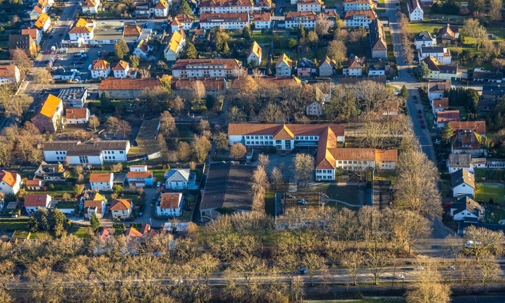 Soest from above - School building Secondary School Soest and sports hall Duelberg-Halle on the street Muellingser Weg in Soest in the state North Rhine-Westphalia, Germany