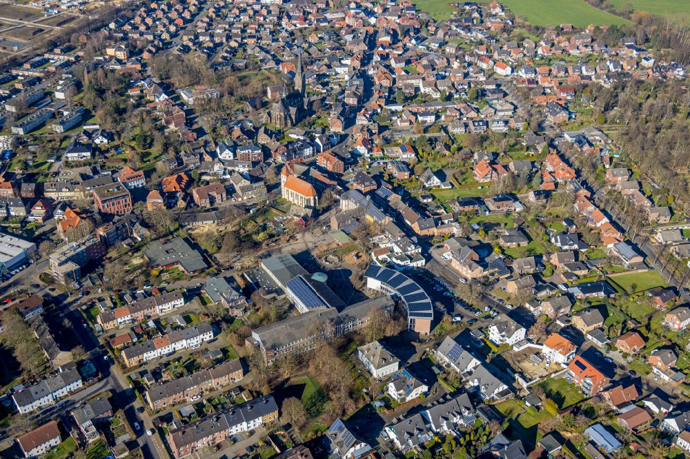 Selm from the bird's eye view: School building of the Selma-Lagerloef-Sekundarschule on street Suedkirchener Strasse in Selm in the state North Rhine-Westphalia, Germany