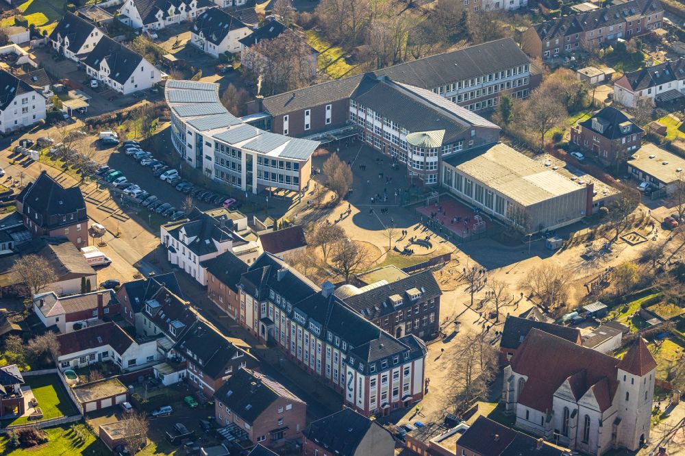 Selm from the bird's eye view: School building of the Selma-Lagerloef-Sekundarschule on street Suedkirchener Strasse in Selm in the state North Rhine-Westphalia, Germany