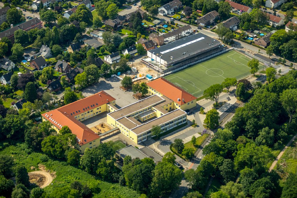 Duisburg from the bird's eye view: School building, sports hall and sports field of the St. Georges - The English International School Duisburg-Dusseldorf on the street Am Neuen Angerbach in the district Duisburg Sud in Duisburg in the state North Rhine-Westphalia, Germany