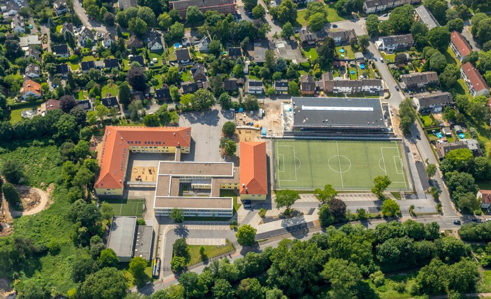 Aerial image Duisburg - School building, sports hall and sports field of the St. Georges - The English International School Duisburg-Dusseldorf on the street Am Neuen Angerbach in the district Duisburg Sud in Duisburg in the state North Rhine-Westphalia, Germany