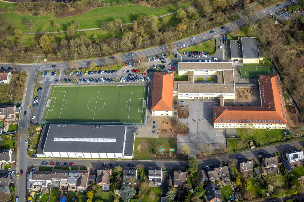 Aerial photograph Duisburg - School building, sports hall and sports field of the St. Georges - The English International School Duisburg-Dusseldorf on the street Am Neuen Angerbach in the district Duisburg Sud in Duisburg in the state North Rhine-Westphalia, Germany