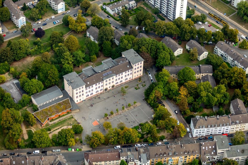 Essen from the bird's eye view: School building of the Staedtische Gesamtschule Holsterhausen on Keplerstrasse in Essen in the state North Rhine-Westphalia, Germany