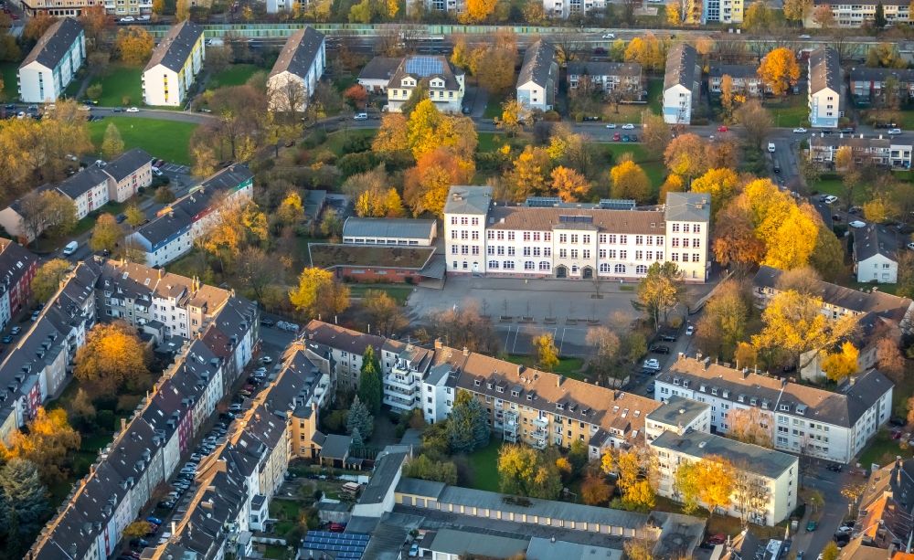 Aerial photograph Essen - School building of the Staedtische Gesamtschule Holsterhausen on Keplerstrasse in Essen in the state North Rhine-Westphalia, Germany