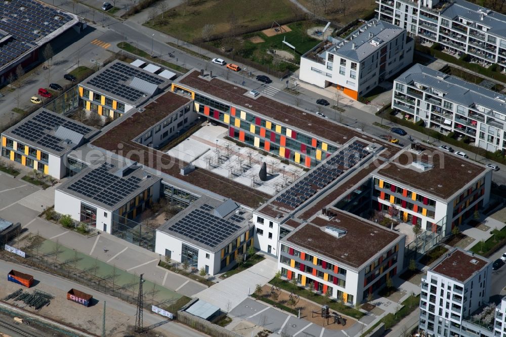 Aerial image München - School building of the Staedtische Grundschule on Margarethe-Danzi-Strasse in the district Neuhausen-Nymphenburg in Munich in the state Bavaria, Germany