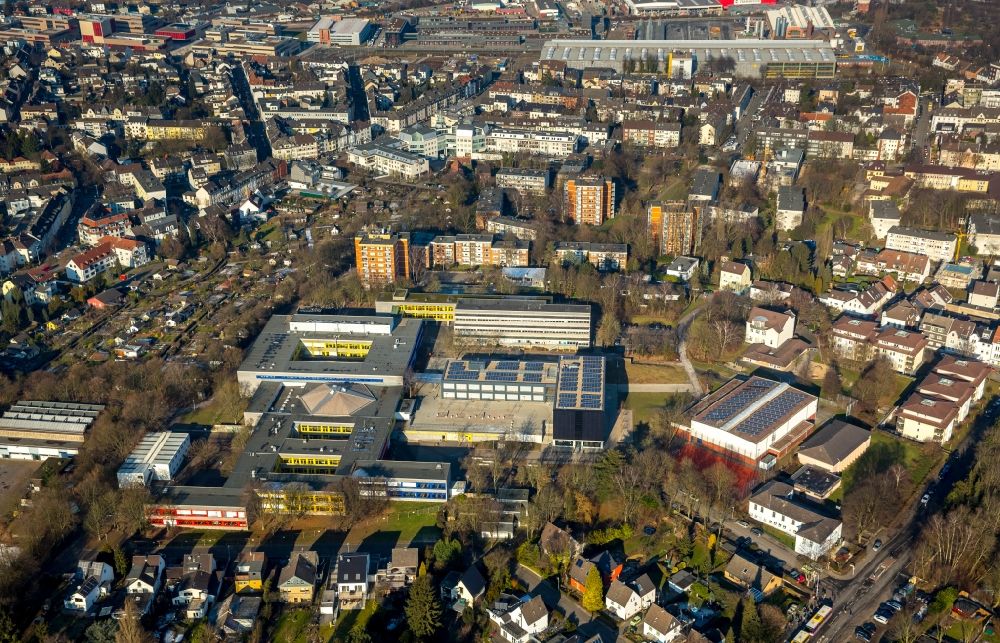 Mülheim an der Ruhr from the bird's eye view: School building of the Staedtische Realschule Broich on the Holzstrasse and of Staedtisches Gymnasium Broich on Ritterstrasse in Muelheim on the Ruhr in the state North Rhine-Westphalia, Germany