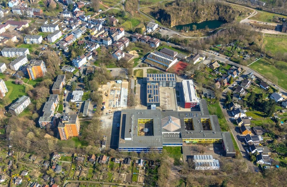 Aerial photograph Mülheim an der Ruhr - School building of the Staedtische Realschule Broich on the Holzstrasse and of Staedtisches Gymnasium Broich on Ritterstrasse in Muelheim on the Ruhr in the state North Rhine-Westphalia, Germany