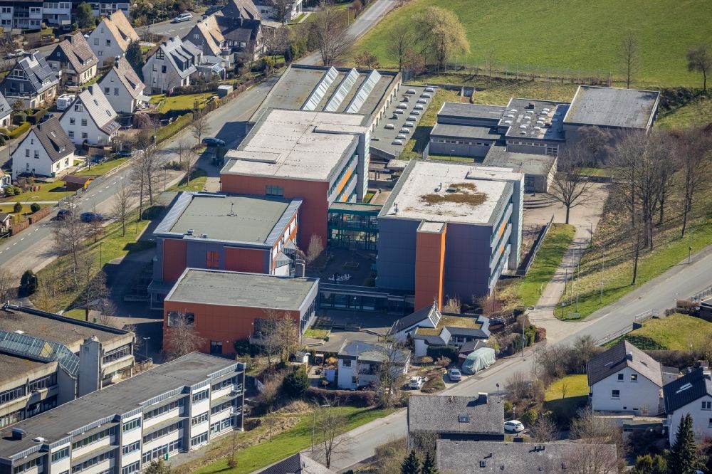 Meschede from the bird's eye view: School building of the St.Walburga-Hauptschule and das Gymnasium of Stadt Meschede on Scheofweg in Meschede in the state North Rhine-Westphalia, Germany