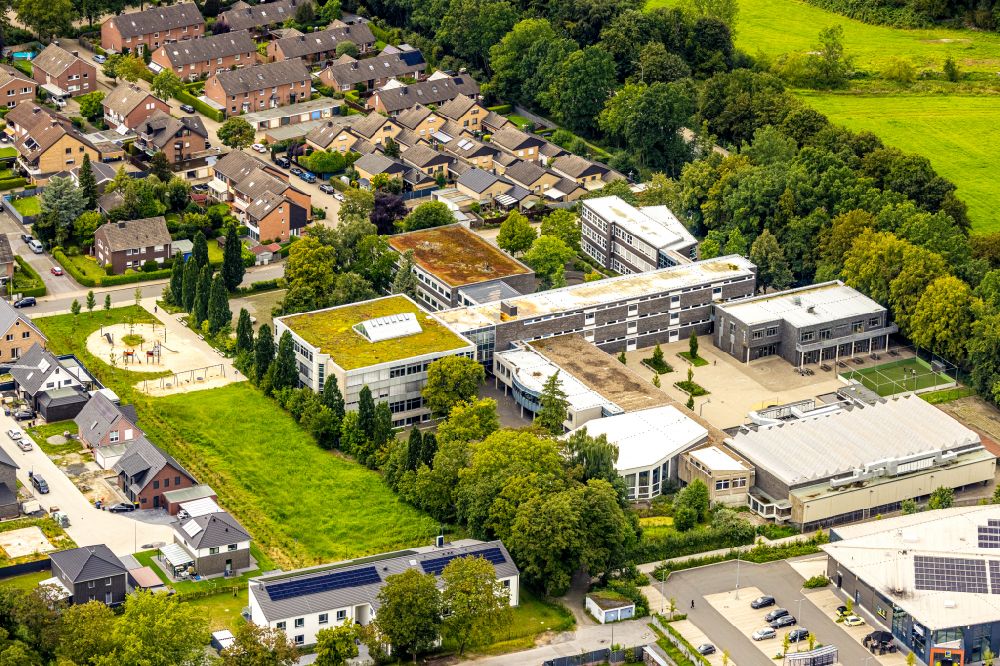 Aerial photograph Ahlen - School building of the Therese-Muensterteicher-Gesamtschule on street Sedanstrasse in Ahlen in the state North Rhine-Westphalia, Germany