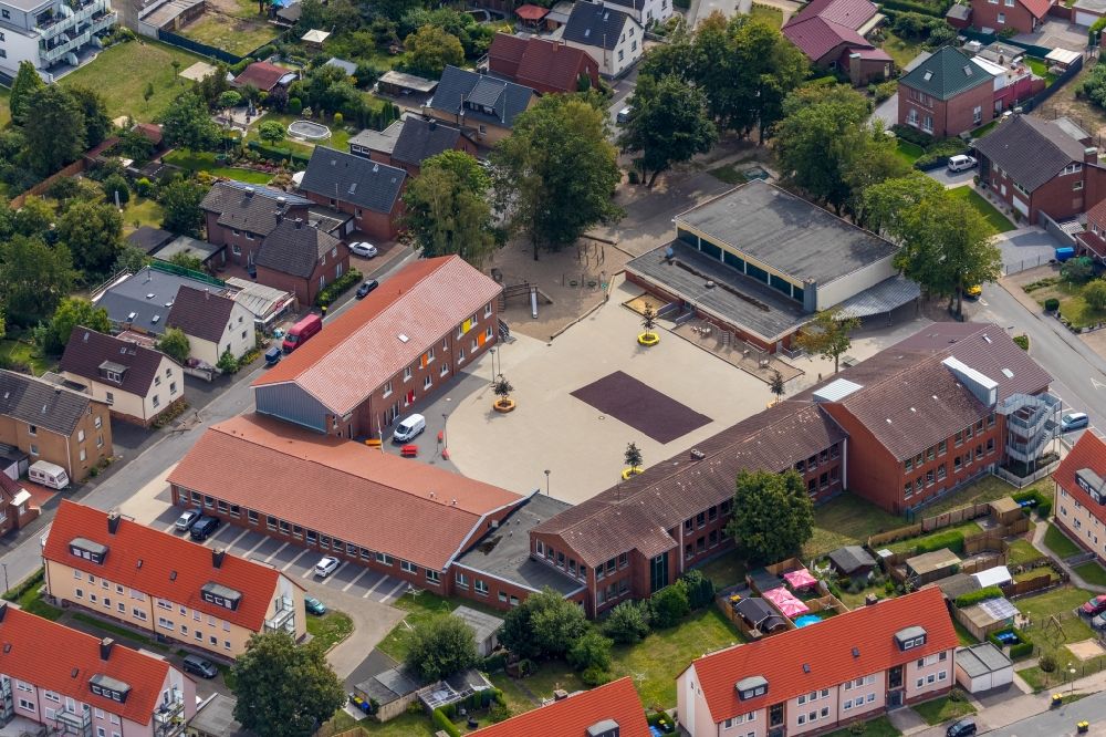 Aerial image Werne - School building of the Uhlandschule on Uhlandstrasse in Werne in the state North Rhine-Westphalia, Germany