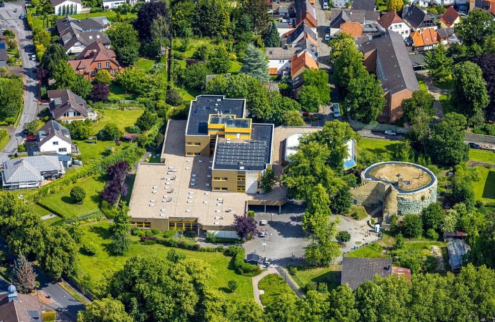 Werl from the bird's eye view: School building of the of Ursulinengymnasium Werl on street Schlossstrasse in Werl at Ruhrgebiet in the state North Rhine-Westphalia, Germany
