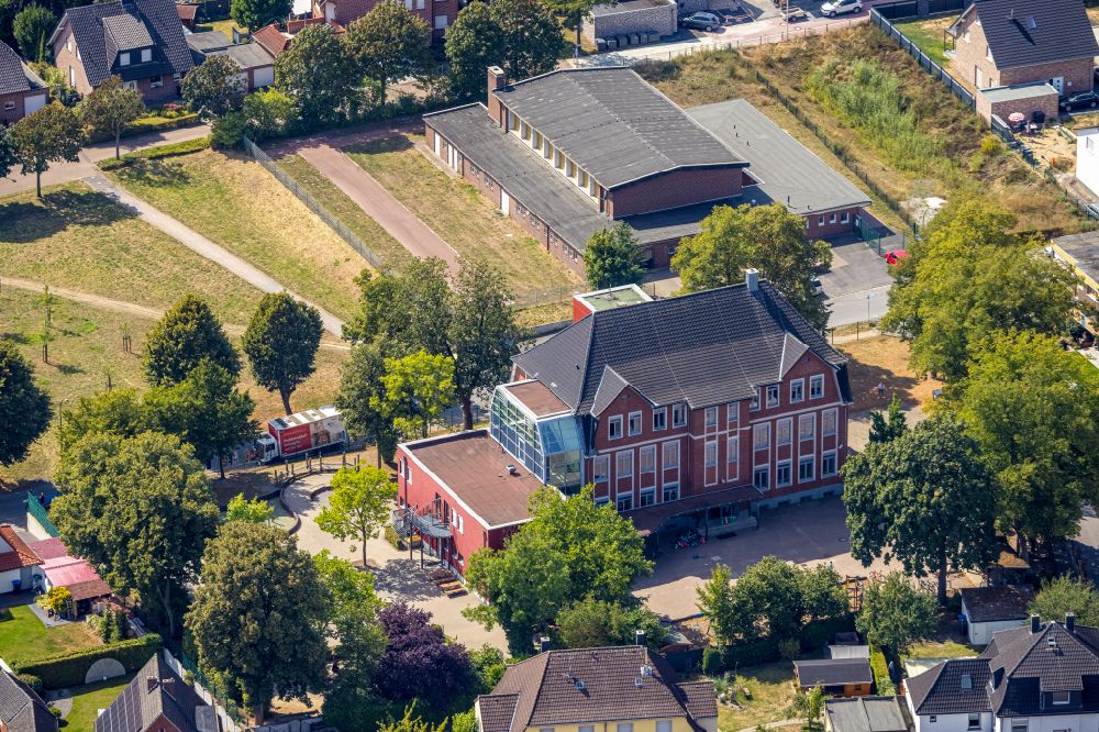Aerial image Bockum-Hövel - School building of the Von-Vincke-Schule on street Doerholtstrasse in Bockum-Hoevel at Ruhrgebiet in the state North Rhine-Westphalia, Germany