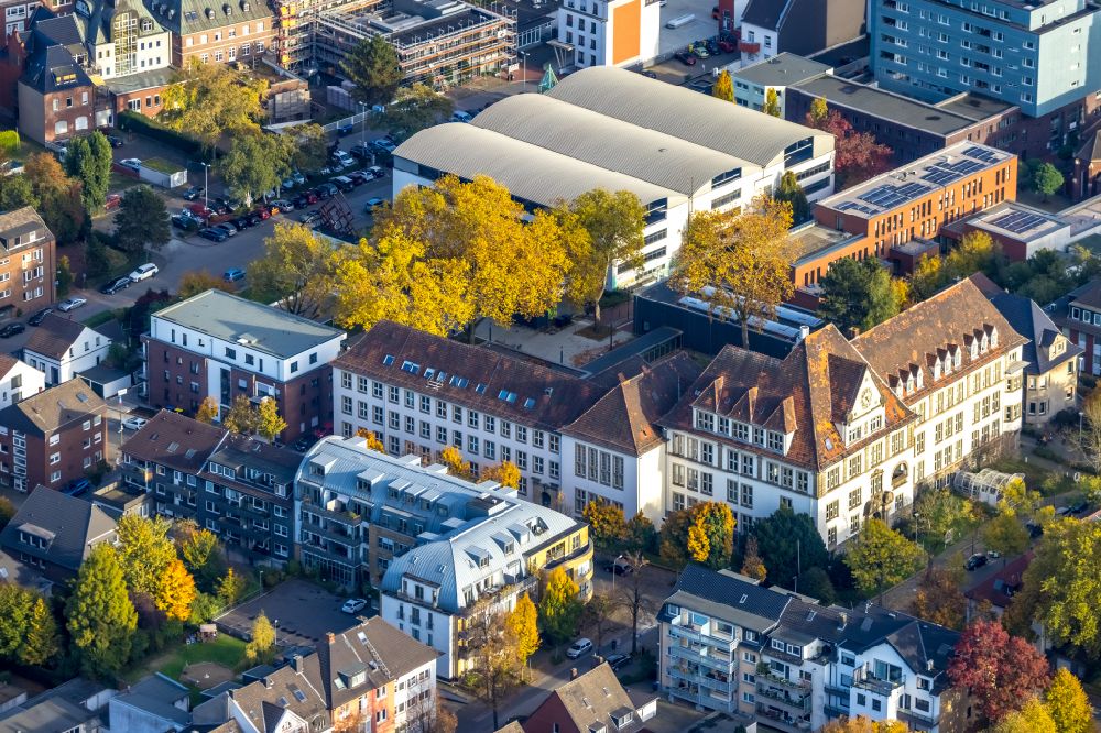 Aerial photograph Bottrop - School building the community college on street Boeckenhoffstrasse in Bottrop at Ruhrgebiet in the state North Rhine-Westphalia, Germany
