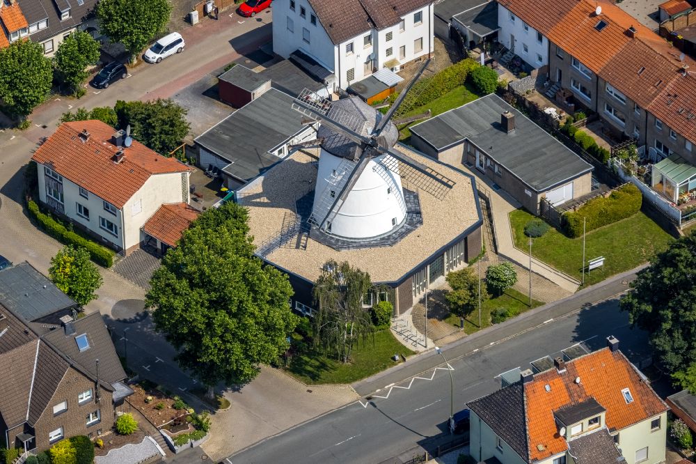 Aerial photograph Bönen - School building of the Volkshochschule Kamen-Boenen on Bahnhofstrasse in Boenen in the state North Rhine-Westphalia, Germany
