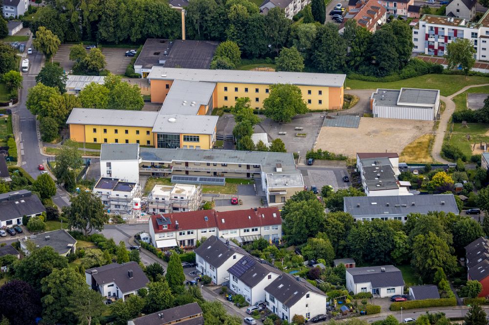 Herbede from the bird's eye view: School building of the Vormholz elementary school and on Vormholzer Ring in Herbede in the Ruhr area in the state North Rhine-Westphalia, Germany
