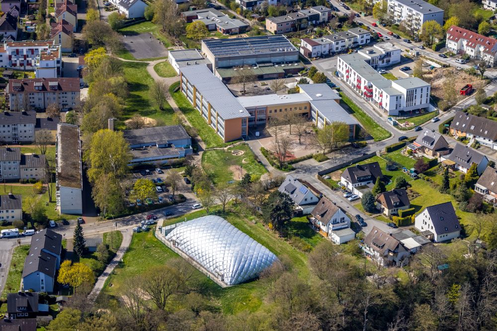 Witten from the bird's eye view: School building of the Vormholz elementary school and air dome for use as a sports hall on Vormholzer Ring in the district Herbede in Witten in the Ruhr area in the state North Rhine-Westphalia, Germany
