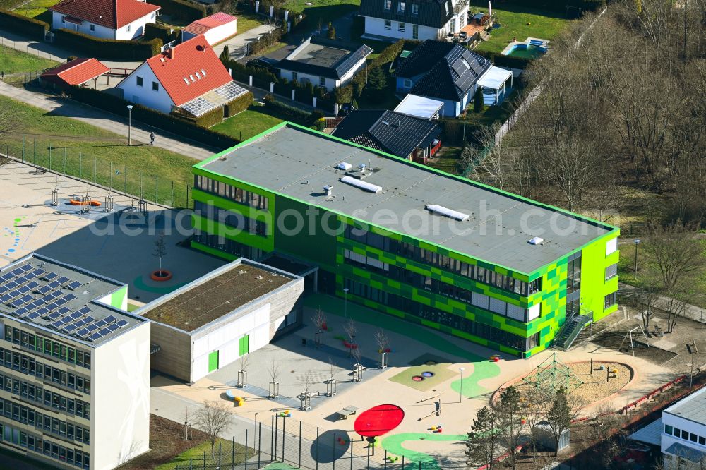 Aerial image Berlin - School building and sports field Grundschule on Buergerpark on Jan-Petersen-Strasse in the district Marzahn in Berlin, Germany