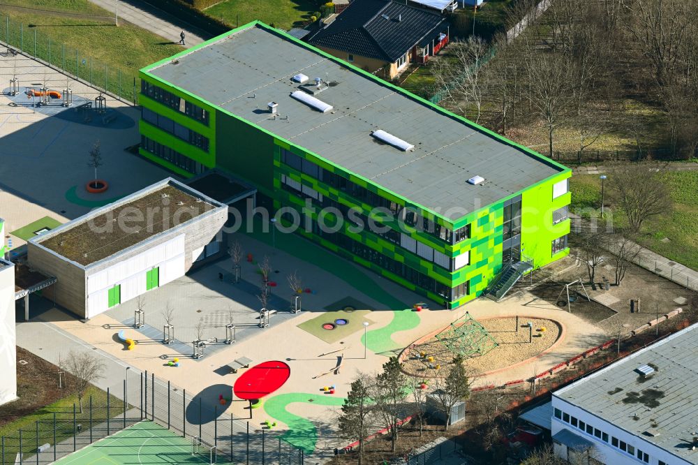 Aerial photograph Berlin - School building and sports field Grundschule on Buergerpark on Jan-Petersen-Strasse in the district Marzahn in Berlin, Germany