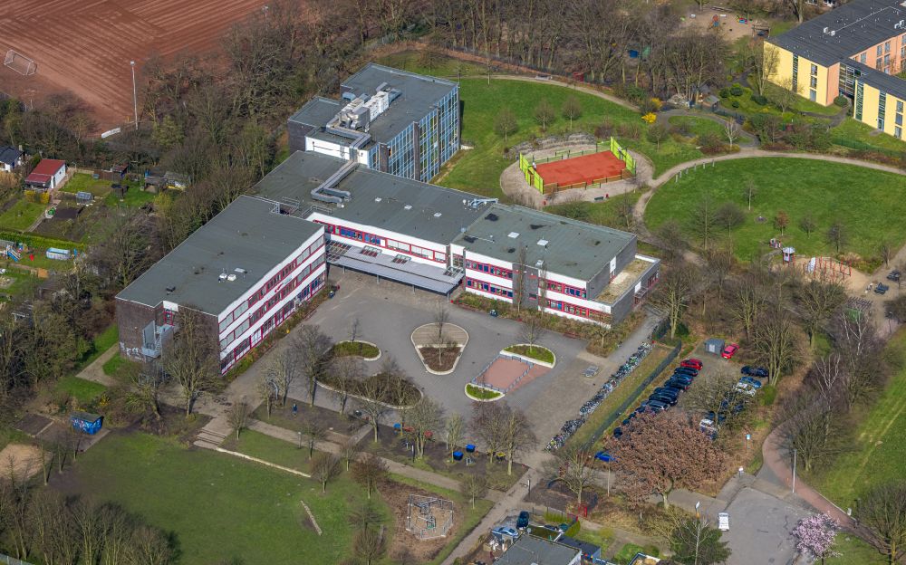 Aerial photograph Dinslaken - School grounds and buildings of the Friedrich-Althoff-Schule Am Stadtbad in Dinslaken in the state North Rhine-Westphalia, Germany