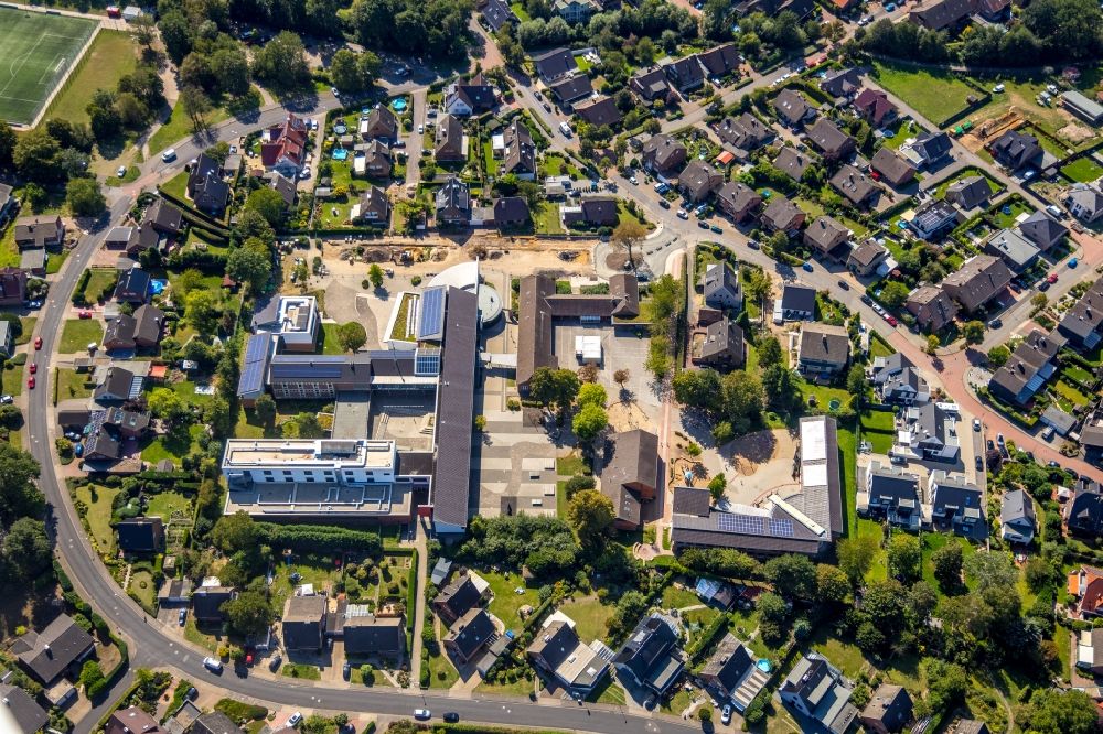 Aerial photograph Hünxe - School grounds and buildings of the Gesamtschule Huenxe with Blick auf die Baustelle to the Erneuerung of Strasse In den Elsen in Huenxe in the state North Rhine-Westphalia, Germany