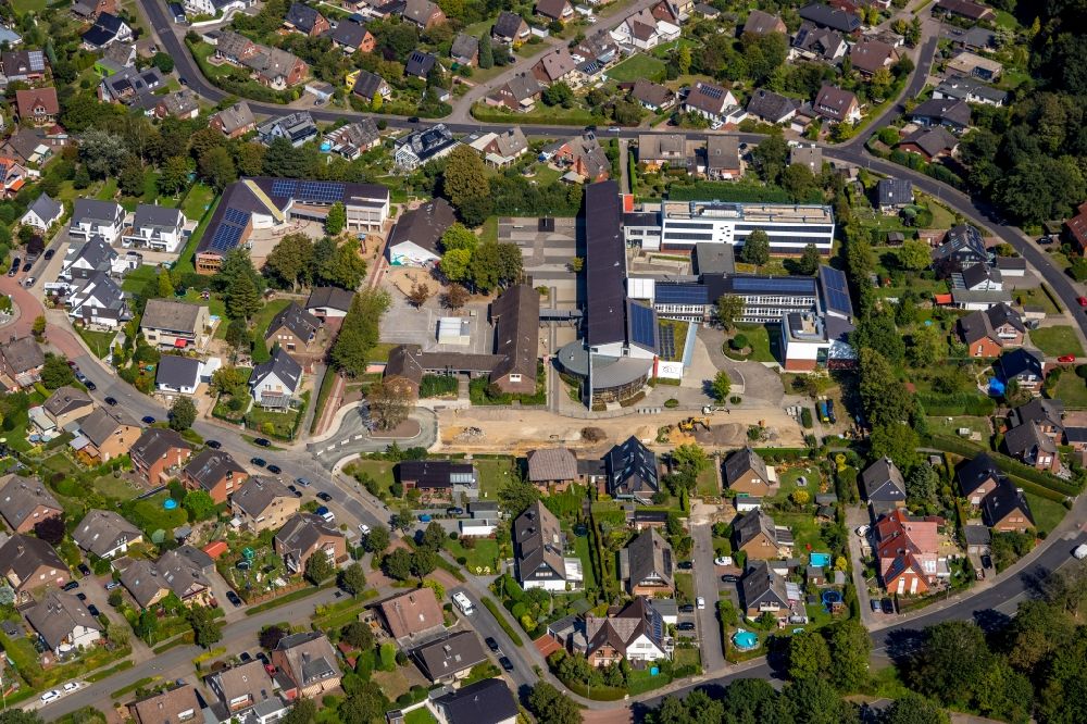 Aerial photograph Hünxe - School grounds and buildings of the Gesamtschule Huenxe overlooking the renovation of the street In den Elsen in Huenxe in the state North Rhine-Westphalia, Germany