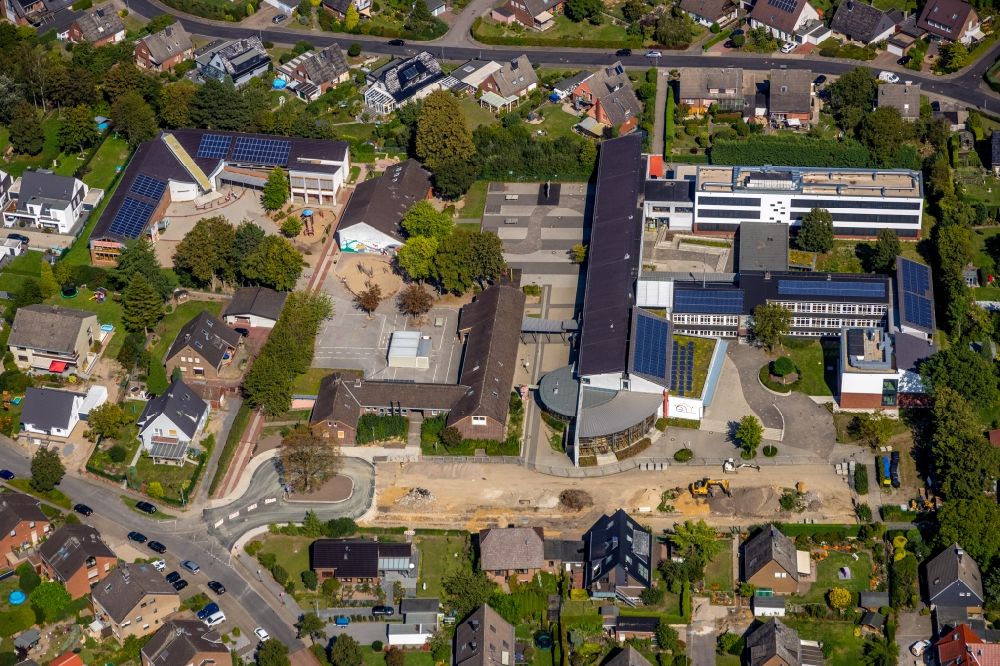 Hünxe from above - School grounds and buildings of the Gesamtschule Huenxe overlooking the renovation of the street In den Elsen in Huenxe in the state North Rhine-Westphalia, Germany