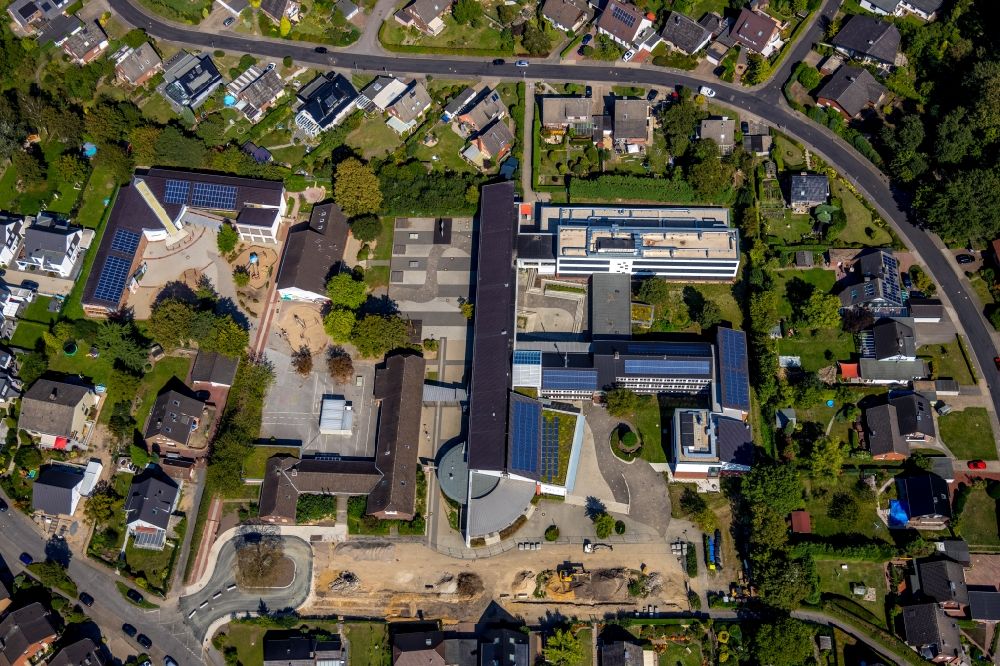 Hünxe from the bird's eye view: School grounds and buildings of the Gesamtschule Huenxe overlooking the renovation of the street In den Elsen in Huenxe in the state North Rhine-Westphalia, Germany