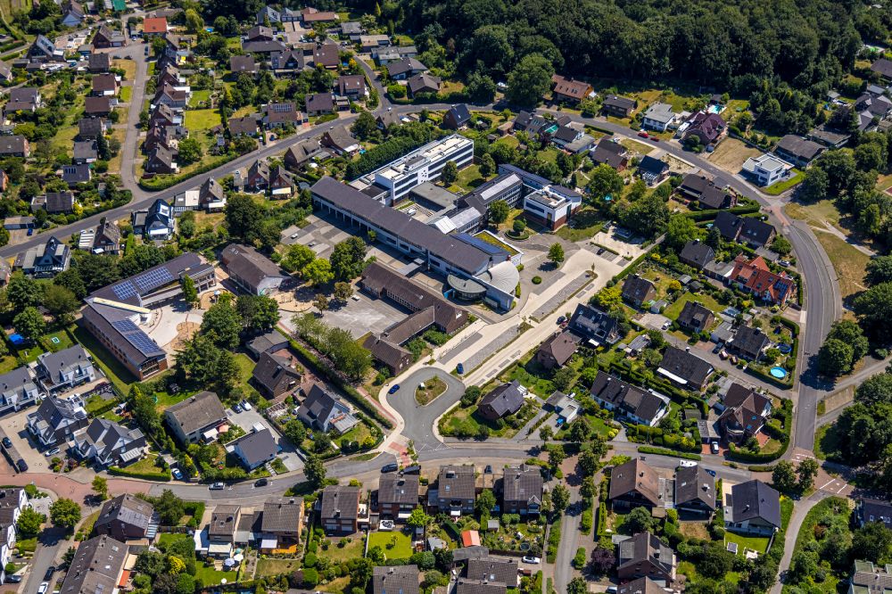 Aerial photograph Hünxe - School grounds and buildings of the Gesamtschule Huenxe with Blick auf die Baustelle to the Erneuerung of Strasse In den Elsen in Huenxe in the state North Rhine-Westphalia, Germany