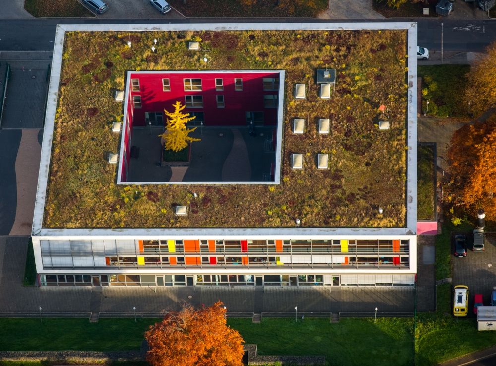 Witten from above - School grounds and buildings of the Helene-Lohmann School in the Bommern part of Witten in the state of North Rhine-Westphalia. The school is located in the Neue Mitte Bommern with its shopping facilities
