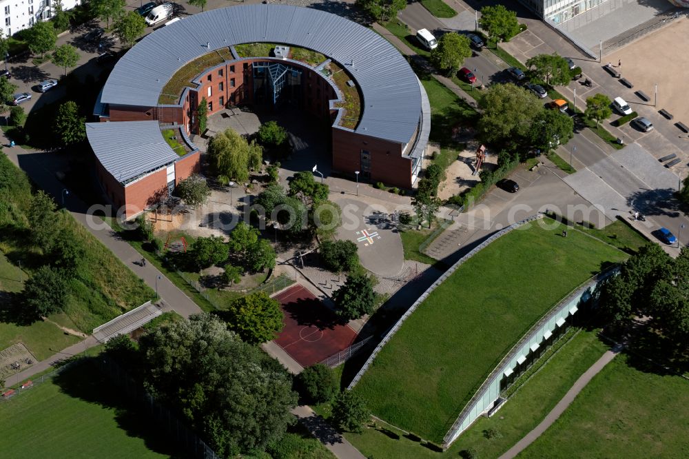 Aerial photograph Freiburg im Breisgau - School grounds and buildings of the Montessori Schule Clara Grunwald in Freiburg im Breisgau in the state Baden-Wurttemberg, Germany