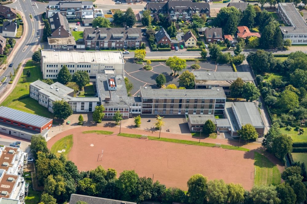 Xanten from the bird's eye view: School grounds and buildings of the Staedtisches Stiftsgymnasium Xanten in Xanten in the state North Rhine-Westphalia, Germany