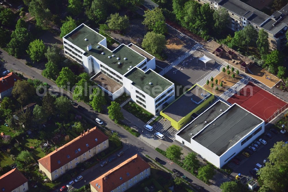 Aerial image Berlin - School grounds and buildings of the Steinwald school in the Marienfelde part of Berlin in Germany. The compound includes sports facilities