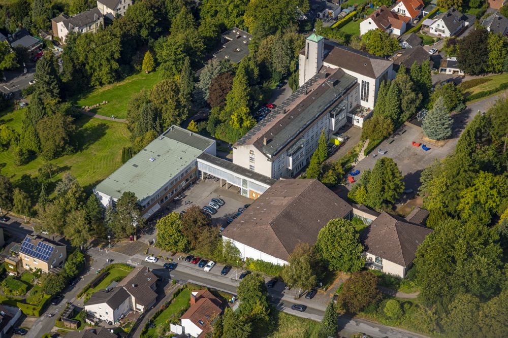 Aerial photograph Menden (Sauerland) - School grounds and buildings of the Walburgisgymnasium Walburgisrealschule on Schwitter Weg in Menden (Sauerland) in the state North Rhine-Westphalia, Germany