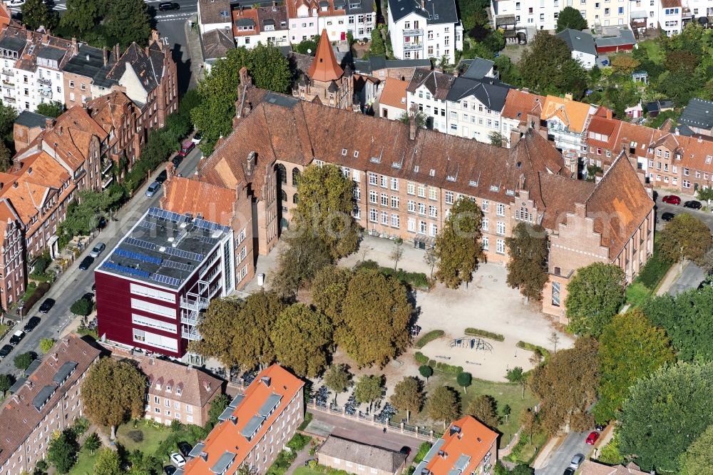 Lüneburg from the bird's eye view: School grounds and buildings of the Wilhelm-Raabe-Schule in Lueneburg in the state Lower Saxony, Germany